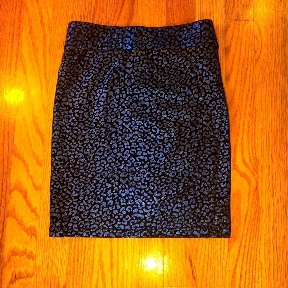 Forever 21 Ladies Stunning Shiny Skirt Size Small​